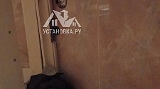 Установить отдельностоящую стиральную машину.