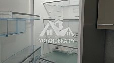 Установить отдельностоящий холодильник Bosch с перевесом дверей (с дисплеем)