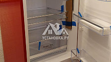 Поставить красный отдельно-стоящий холодильник