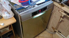Установить отдельно стоящую посудомоечную машину с доработкой коммуникаций