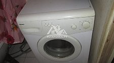 Установить отдельностоящую стиральную машину в ванной комнате на готовые