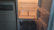 Установка отдельностоящего холодильника на кухне
