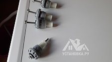Установить отдельностоящую стиральную машину.