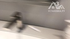 Навесить аксессуары в ванной комнате