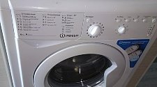 Установить отдельностоящую стиральную машину Indesit в коридоре.