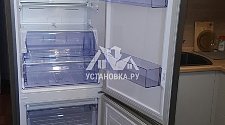 Установить холодильник и перевести двери на нём