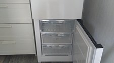 Установка отдельностоящего холодильника на кухне