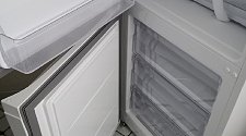 Установит холодильник и перенавесить двери