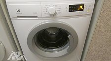 Установить отдельностоящую стиральную машину в постирочной