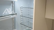 Установить встраиваемый холодильник с навесом фасадов