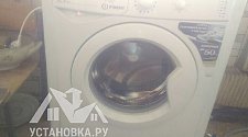 Установить отдельностоящую стиральную машину Indesit IWUB 4085 на кухне