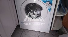 Установить отдельностоящую стиральную машину INDESIT IWSD 5085 на кухне в нишу