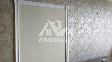 Установить на стену экран для проектора