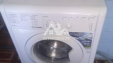 Установить на готовые коммуникации на кухне стиральную машину Indesit IWUB 4085