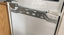 Установить встраиваемый холодильник и перенавесить на нём двери