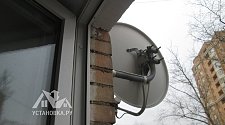 Демонтировать расположенную за окном спутниковую антенну