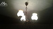 Установить две люстры на крюках