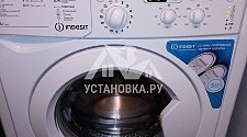 Установить в ванной комнате  отдельностоящую стиральную машину Indesit IWUD 4105