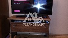 Установить на телевизионную тумбу и настроить новый телевизор LG