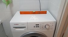 Установить отдельно стоящую стиральную машину Bosch в ванной комнате в новостройке