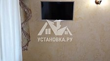 Установить телевизоры на кронштейны 