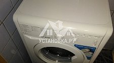 Демонтировать и установить отдельностоящую стиральную машину INDESIT IWSB 5105 в ванной комнате на готовые коммуникации