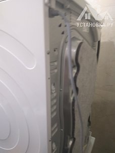 Проверить правильность установки стиральной и сушильной машины в колонну