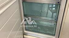 Установить встраиваемый холодильник и перенавесить на нём двери