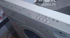 Установить отдельно стоящую стиральную машину Hotpoint-Ariston VMUF 501 B на кухне