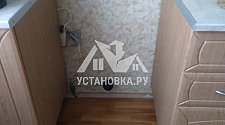 Установить в ванной комнате отдельностоящую стиральную машину Hotpoint-Ariston и на кухне установить электрическую плиту Beko