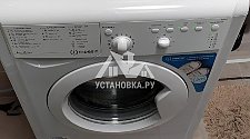 Установить на подготовленное место новую стиральную машину в ванной