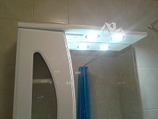 Работа по установке шкафчика с зеркалом и подсветкой для ванной комнаты