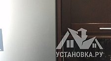 Установить холодильник и перенавесить на нём двери