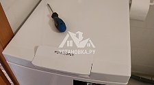 Установить новую отдельностоящую в ванной комнате стиральную машину Indesit BTW D61253