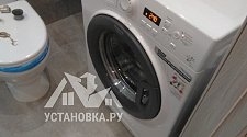 Установить в ванной комнате отдельно стоящую стиральную машину Hotpoint-Ariston VMUF 501 B