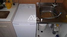 Установить на кухне рядом с мойкой стиральную машину Indesit