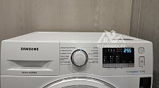Установить отдельно стоящую стиральную машину Samsung WW65K42E08W в ванной комнате в новостройке