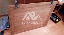 Демонтировать и установить встраиваемый холодильник с навесом фасада