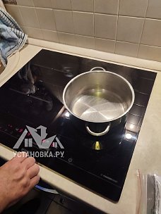 Установить варочную панель.