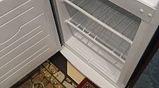 Перевесить двери на новом отдельно стоящем холодильнике.