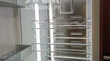 Установить встраиваемый холодильник и перенавесить на нём двери
