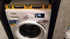 Установить в постирочной  отдельностоящую стиральную машину Whirlpool на готовые коммуникации
