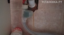 Установить отдельно стоящую стиральную машину Hotpoint-Ariston VMUF 501 B в ванной комнате