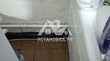 Установить в ванной комнате отдельно стоящую  стиральную машину Аристон вместо прежней