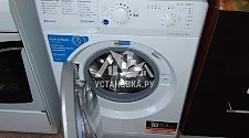 Установить отдельно стоящую в ванной комнате новую стиральную машину Indesit