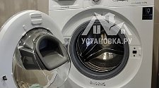 Установить отдельно стоящую стиральную машину Samsung WW65K42E08W в ванной комнате в новостройке