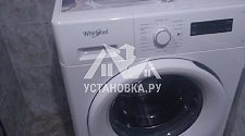 Установить отдельностоящую стиральную машину WHIRLPOOL FWF71251W RU в ванной комнате