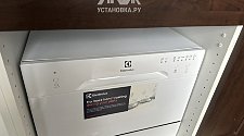 Установить компактную посудомоечную машину Electrolux