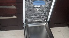 Установить встроенную посудомоечную машинку и подключить к воде
