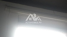 Установить проектор на потолочный кронштейн и экран для него